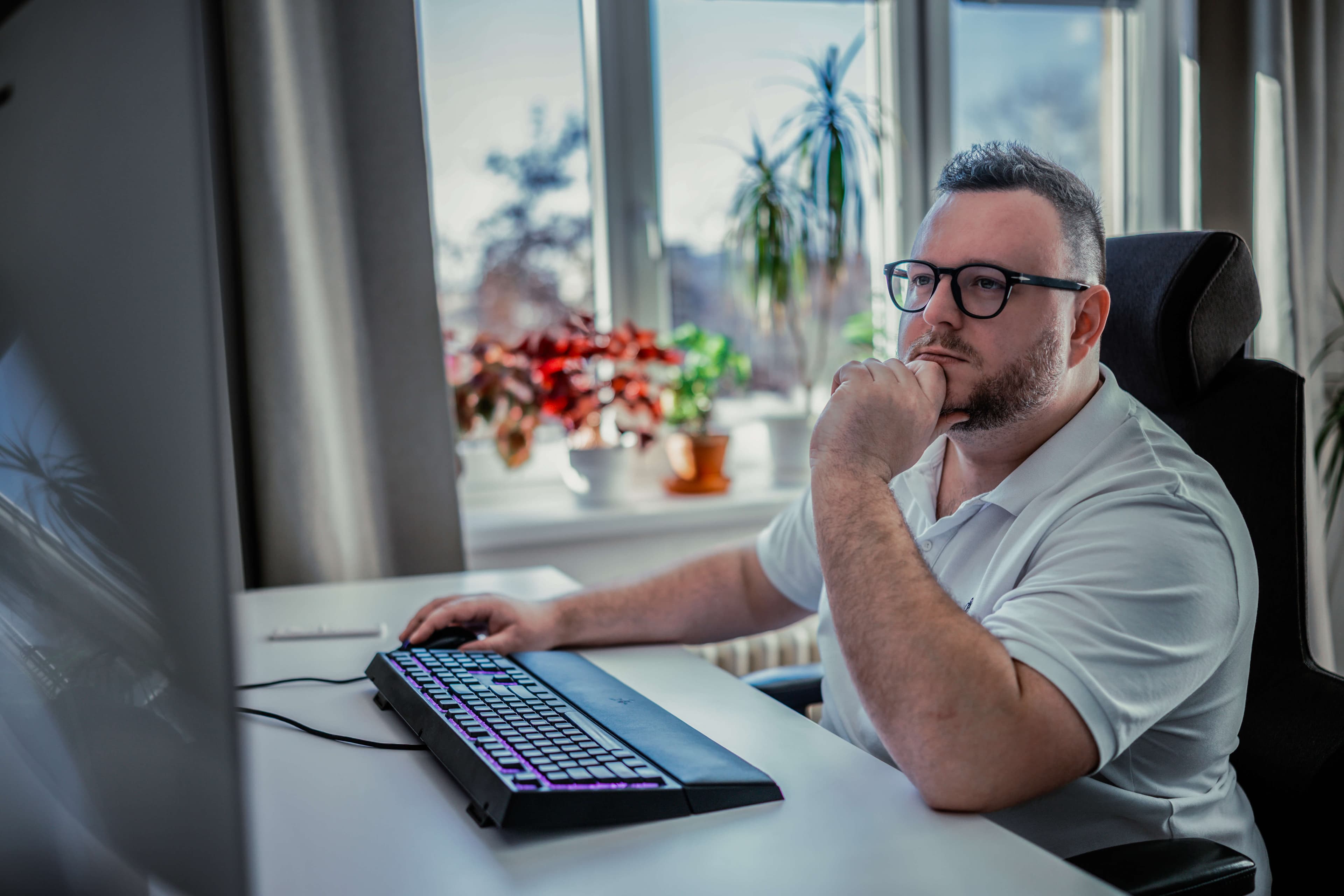 Jakub u počítače, kde připravuje své texty a projekty.